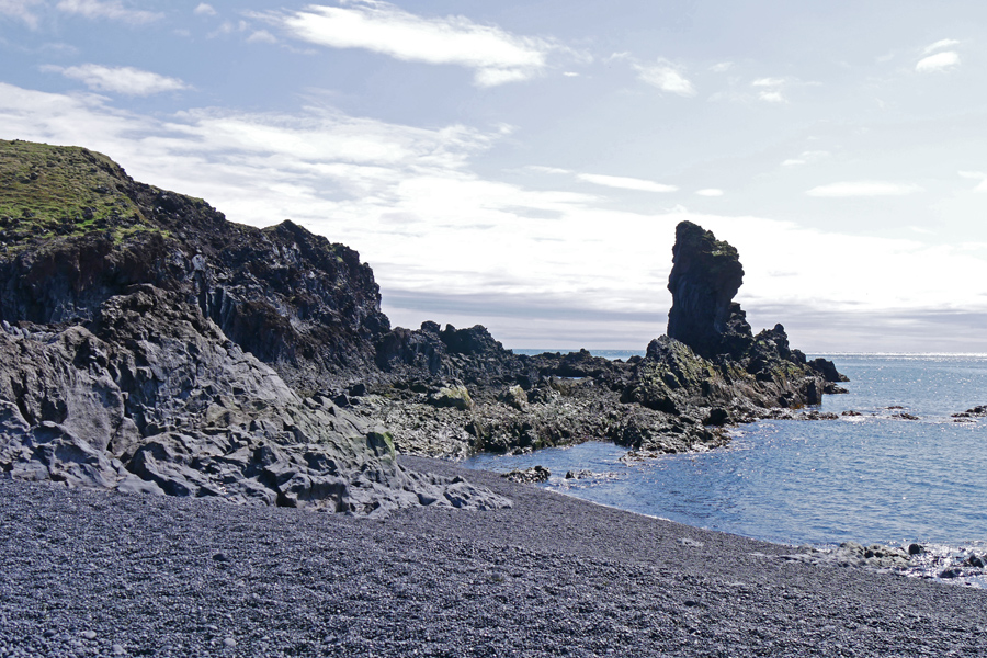 Dj&uacute;pal&oacute;nssandur & Dritv&iacute;k - the Black Lava Pearl Beach