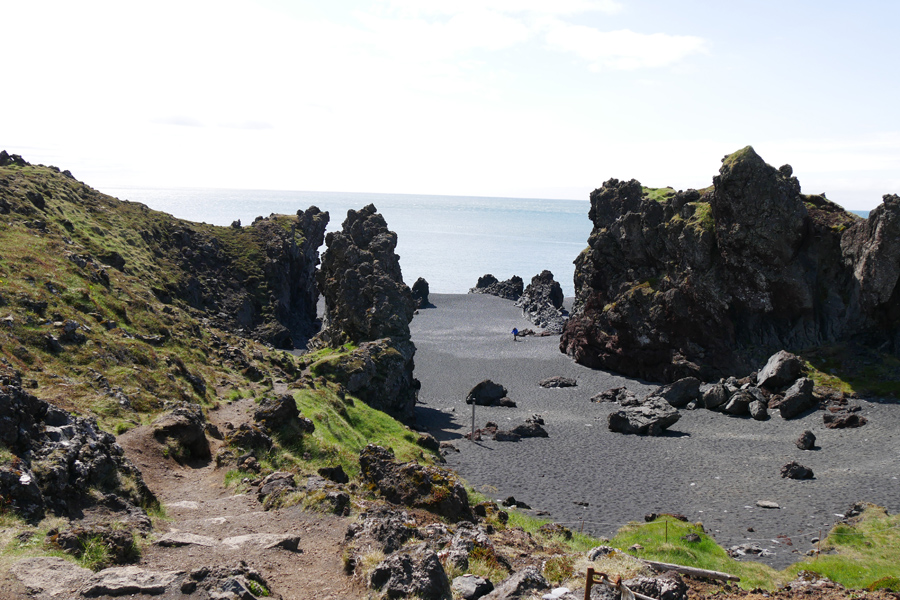 Dj&uacute;pal&oacute;nssandur & Dritv&iacute;k - the Black Lava Pearl Beach