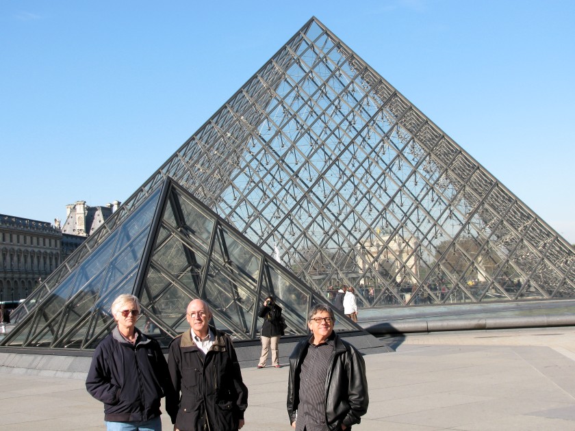 Rich, Adolf & Jim in front of Courtyard Pyramid, Mus&eacute;e du Louvre