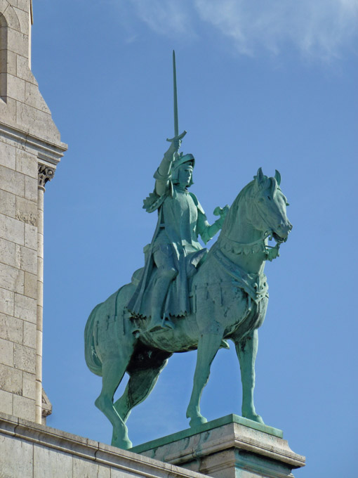 Statue at Front of la Basilique du Sacr&eacute;-Coeur